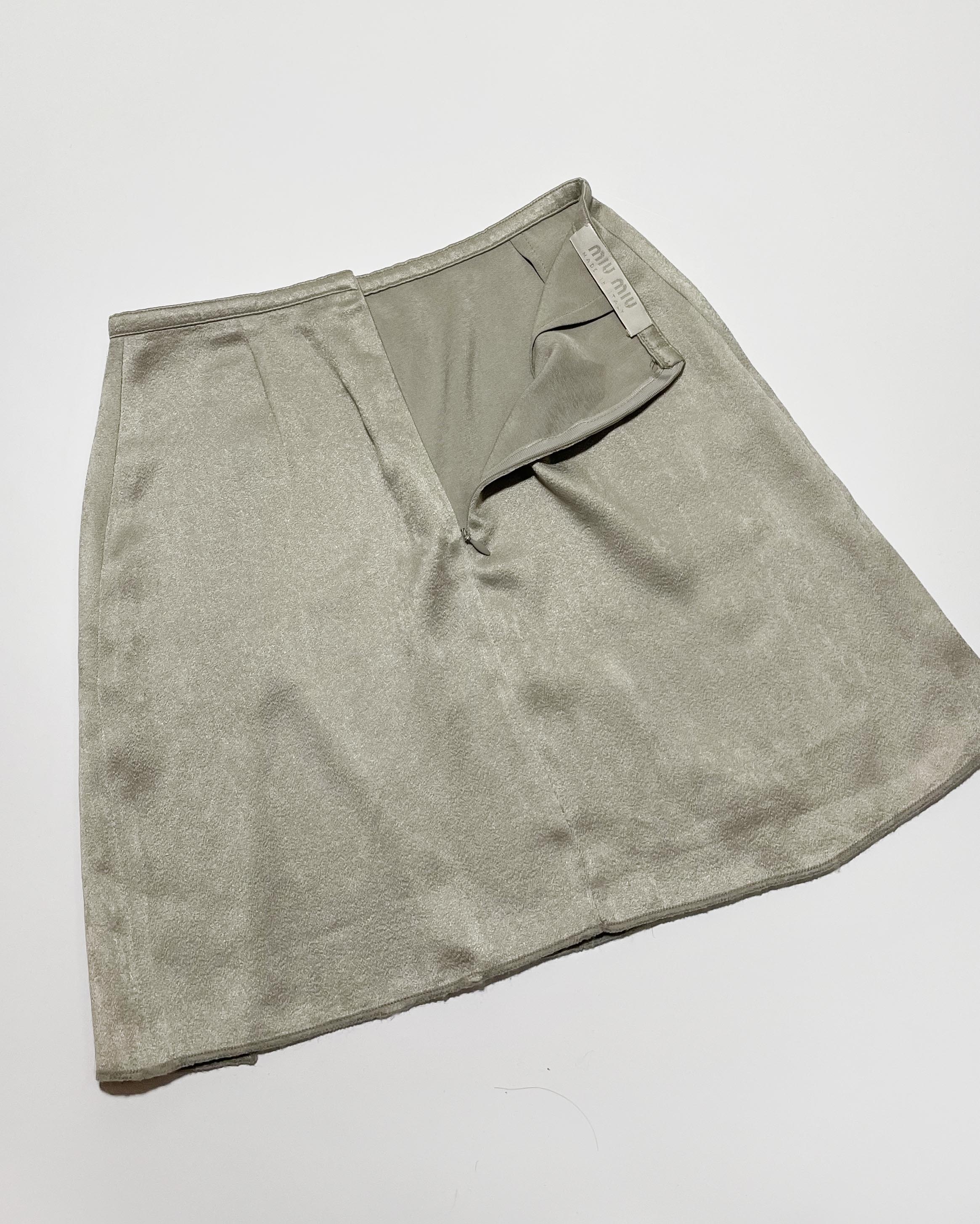 ミニスカート MiuMiu SS25 Miu Miu Skirts Green (MG2390OOO 16MSF0393) Olive Green Garment-dyed Cotton Satin Miniskirt | Miu Miu